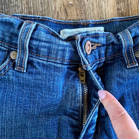 Levi’s Perfectly Slimming Cutoff Denim Shorts Size 8 - Picture 4 of 7